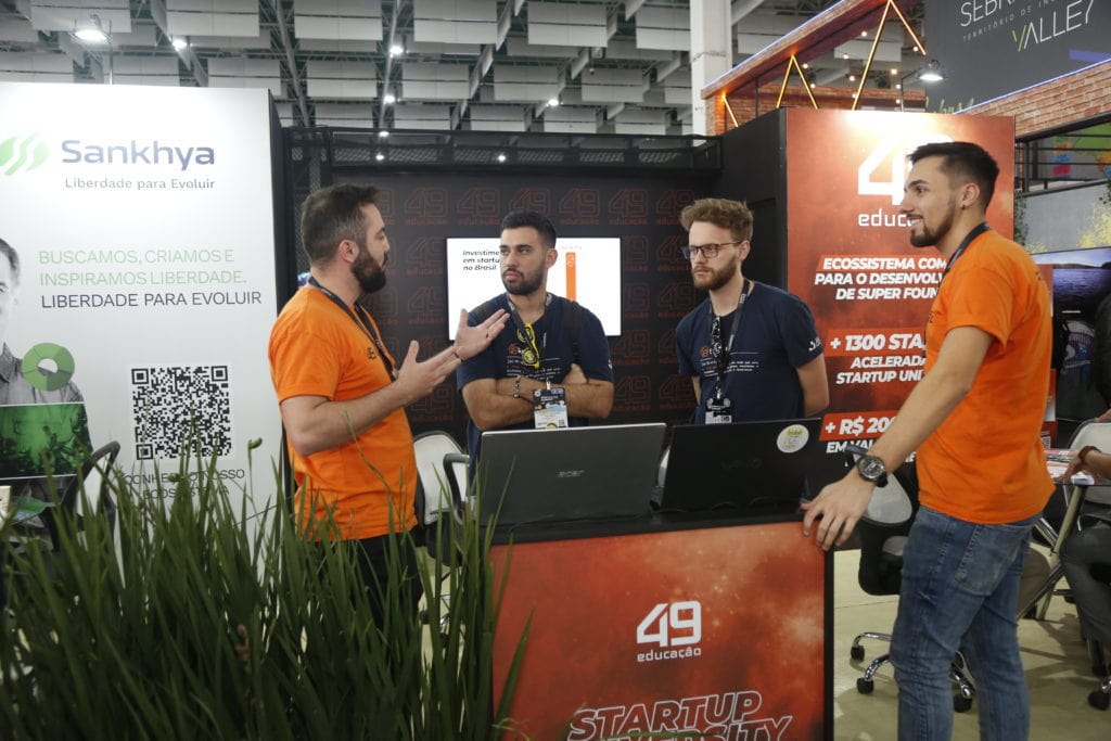 stand da 49 educação no startup summit