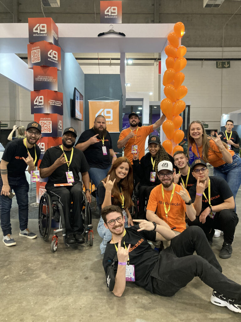 estande da 49 educação no CASE