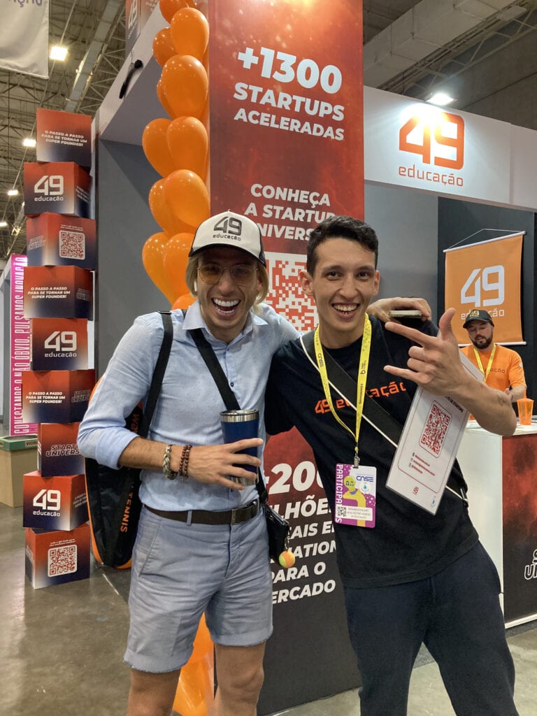 Jorginho no estande da 49 educação no CASE