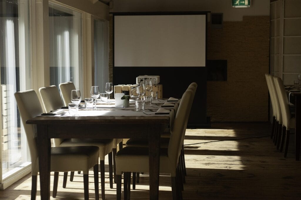 Ambiente de jantar elegante em um restaurante, com mesa decorada e iluminação suave, ideal para refeições e encontros especiais.